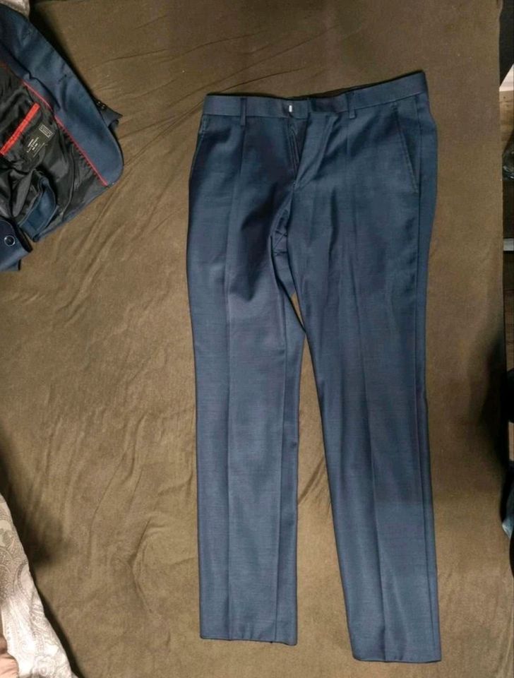 Blauer Slim Fit Herrenanzug Größe 44 - Sakko und Hose in Berlin