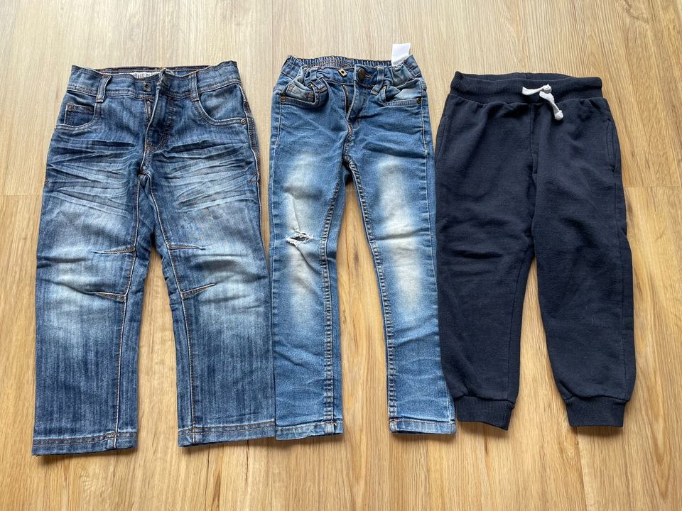 Hosen Jeans Stoff blau braun Jungs 98 104 110 in Falkensee