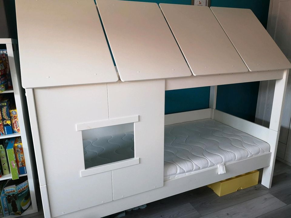 Hausbett mit Matratze und Lattenrost in Gägelow