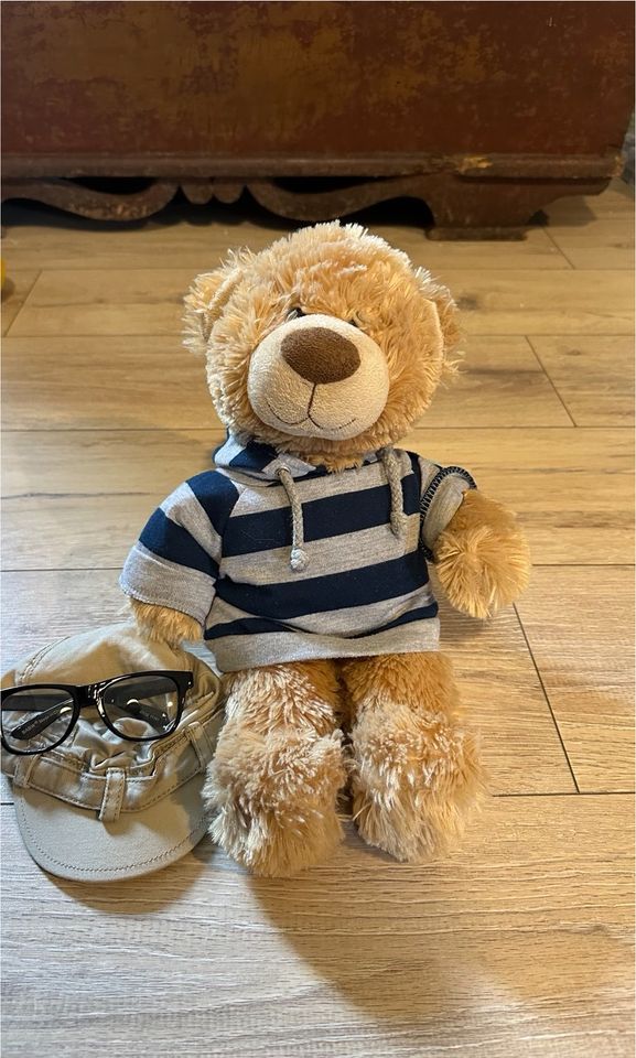 Teddybär von Built a Bear mit Capi und Brille in Bad Freienwalde