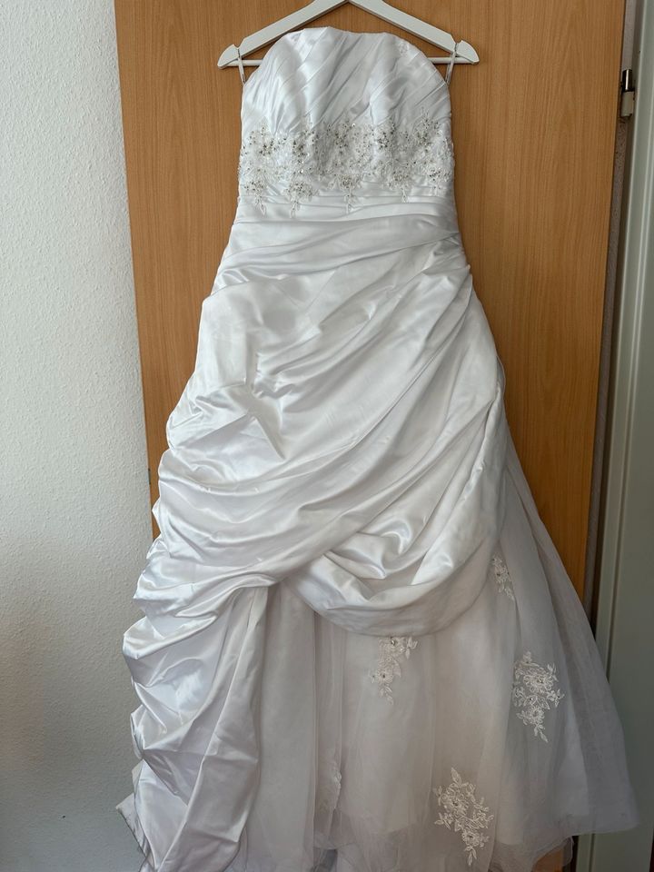Hochzeit-Brautkleid weiß Größe M-L in Dillenburg