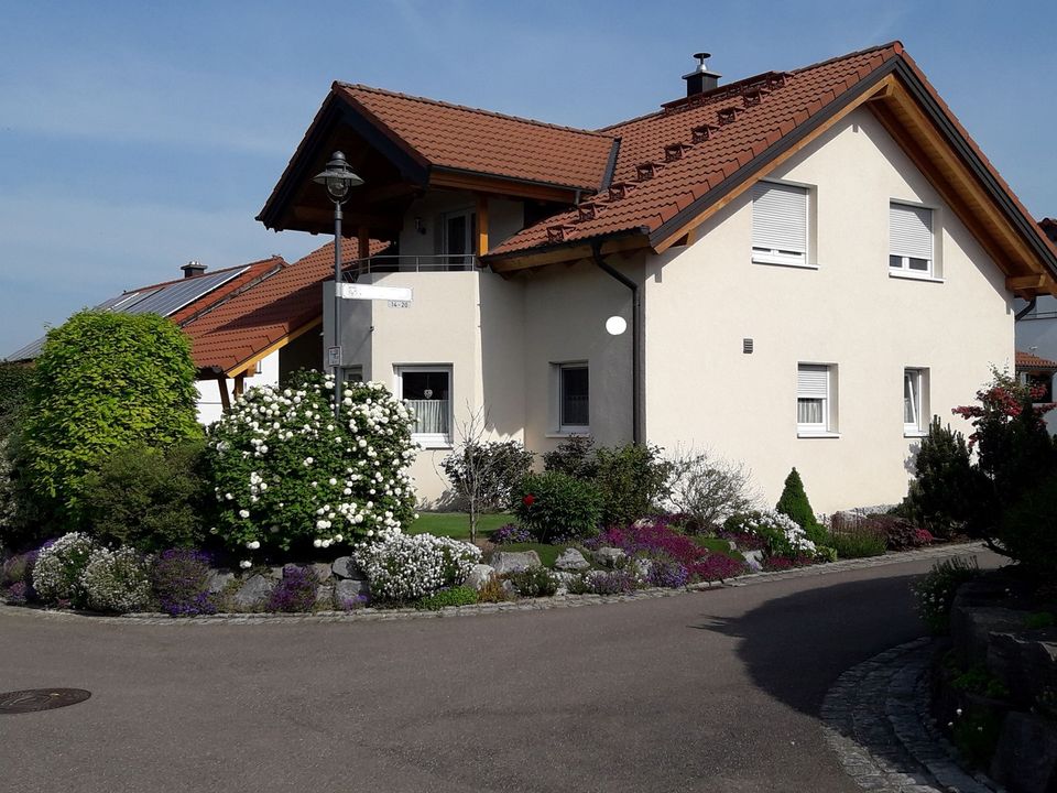 Freistehendes Einfamilienhaus mit Balkon, großer Terrasse und Garten in Zell unter Aichelberg in Zell unter Aichelberg