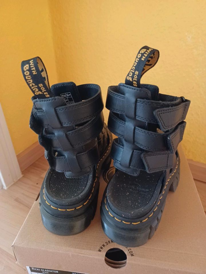 Dr. Martens Ricki Gladiator Sandalen 39 in Pattensen