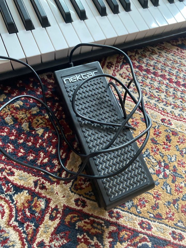 Nektar impact GX61 MIDI Keyboard mit Fußschalter in Dresden