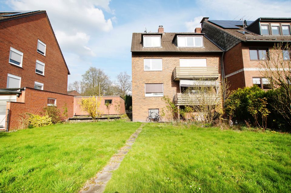 Eller: gepflegtes Dreifamilienhaus mit Balkonen, riesigem Garten und zwei Garagen in ruhiger Lage! in Düsseldorf