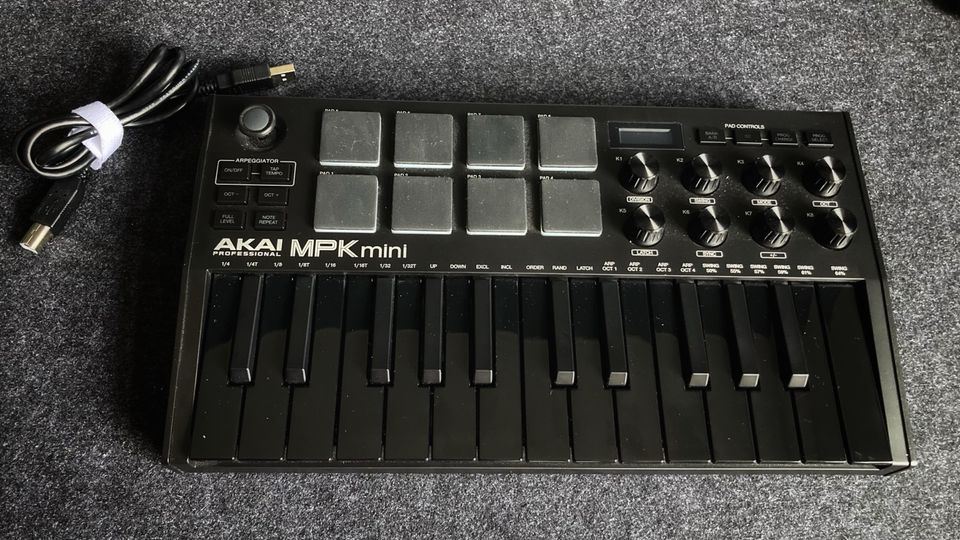 Akai MPK mini (Mk2). ganz in Schwarz in Hamburg