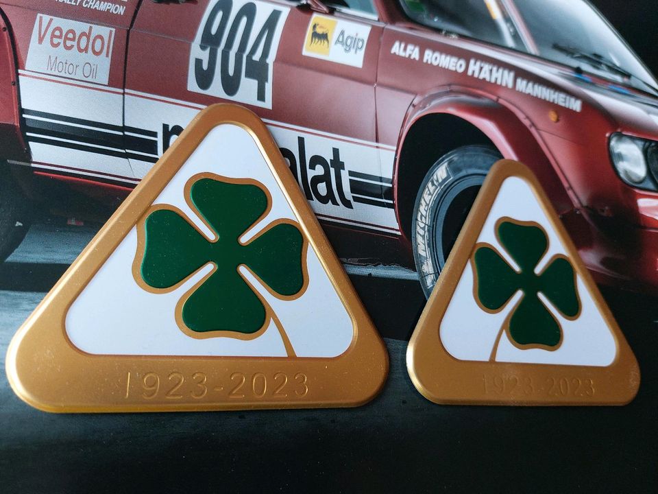 Alfa Romeo QV Metall Embleme Badge Quadrifoglio 100 Years NEU OVP in Aichach