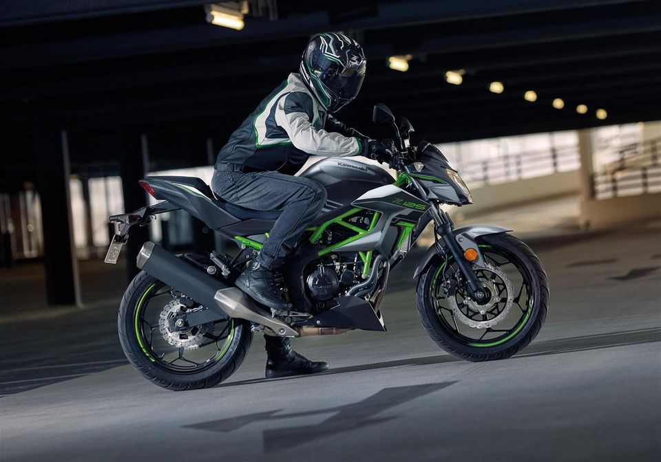 Kawasaki Z125 grau Mod.2023 ABS, Leichtkraftrad A1 Neufahrzeug in Warburg