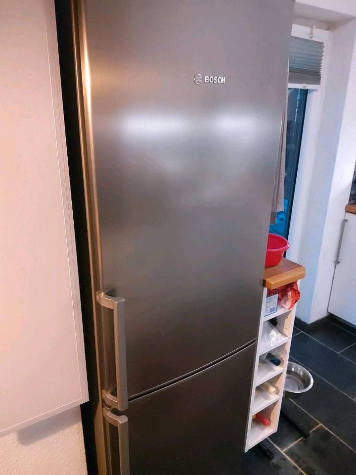 Bosch Standkühlschrank mit Gefrierschrank in Niddatal