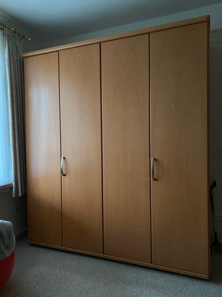 Kleiderschrank mittelgroß, ca 1,90 m H, 2,00 m B und 0,40 m T in Kisdorf