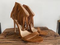 Damenschuhe High Heels Sandalen Veloursleder Größe 40 neuwertig Hessen - Bad Hersfeld Vorschau