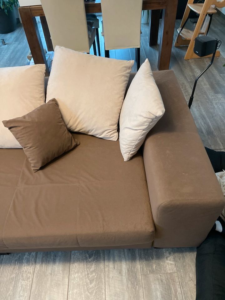 Couch beige mit Kissen mit Hocker (Fußteil) in Barleben