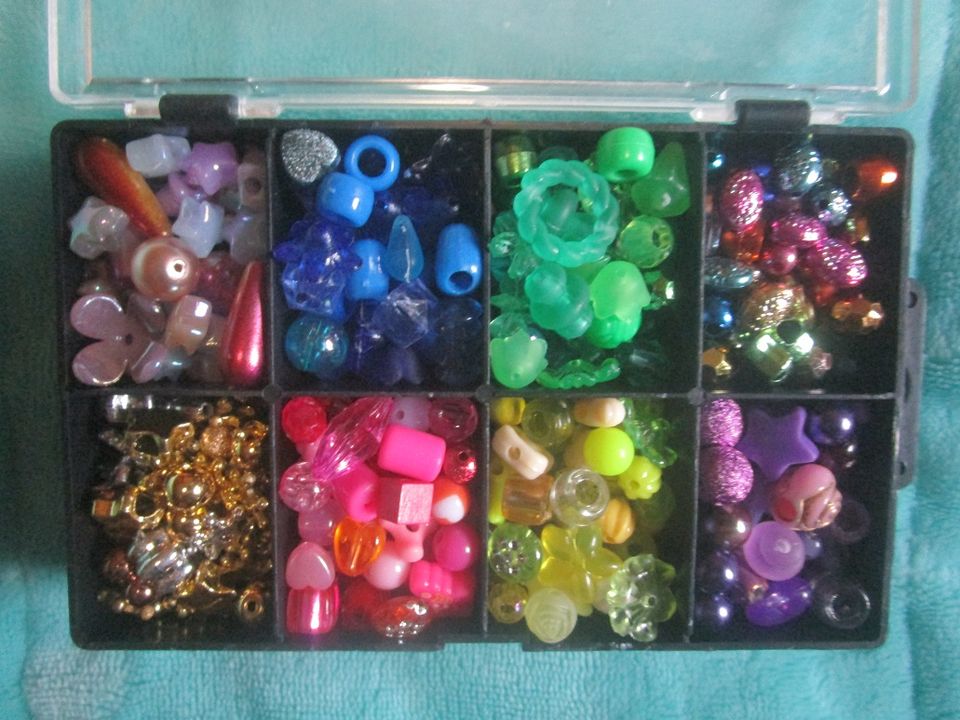 Diverse bunte Perlen,viele Farben und Formen inkl.Sammelbox in Gothmann