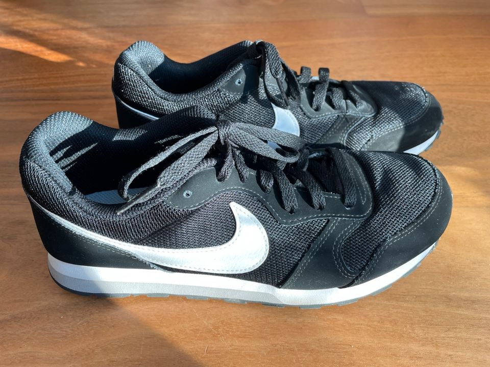 ❤️schwarze Nike MD Runner 2 Gr. 40 Turnschuhe Sneaker in Ingolstadt