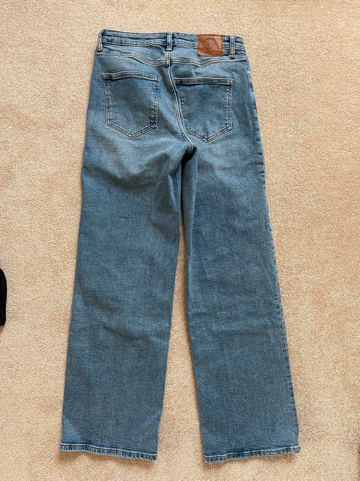 Jeans von Only mit weitem Bein Größe 29/32 in Velbert
