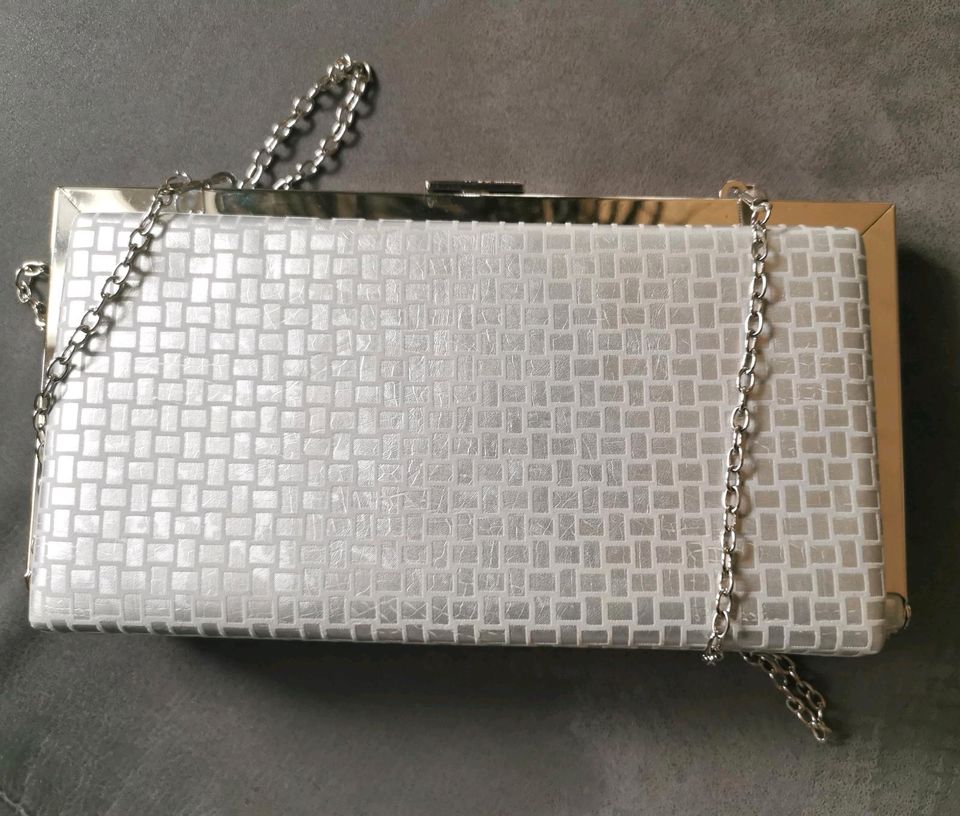 Silberne Clutch mit Kette in Wuppertal