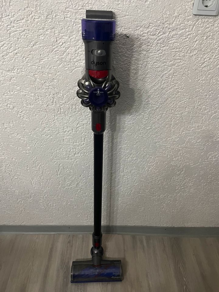 Dyson V8  Viele Zubehör in Hamm (Sieg)