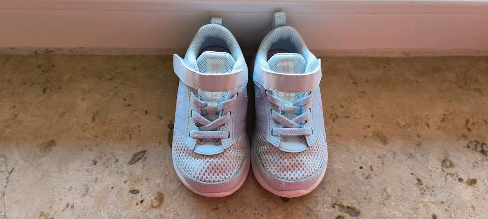 Sneaker für Kinder Nike Gr. 23,5 in Stuttgart