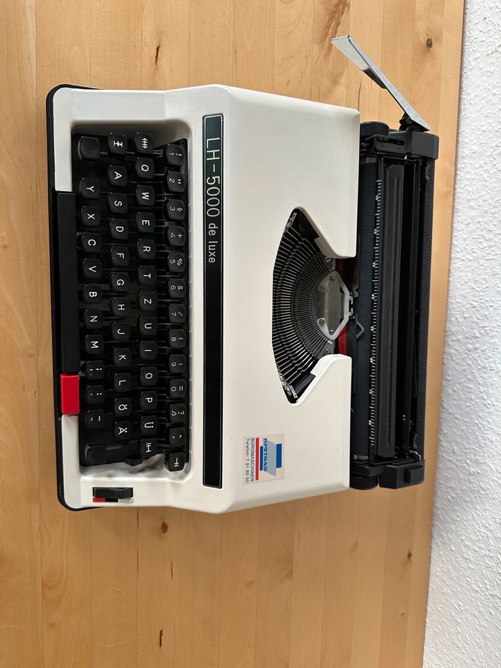 LH-5000 de luxe Schreibmaschine Reiseschreibmaschine 70er Vintage in Berlin