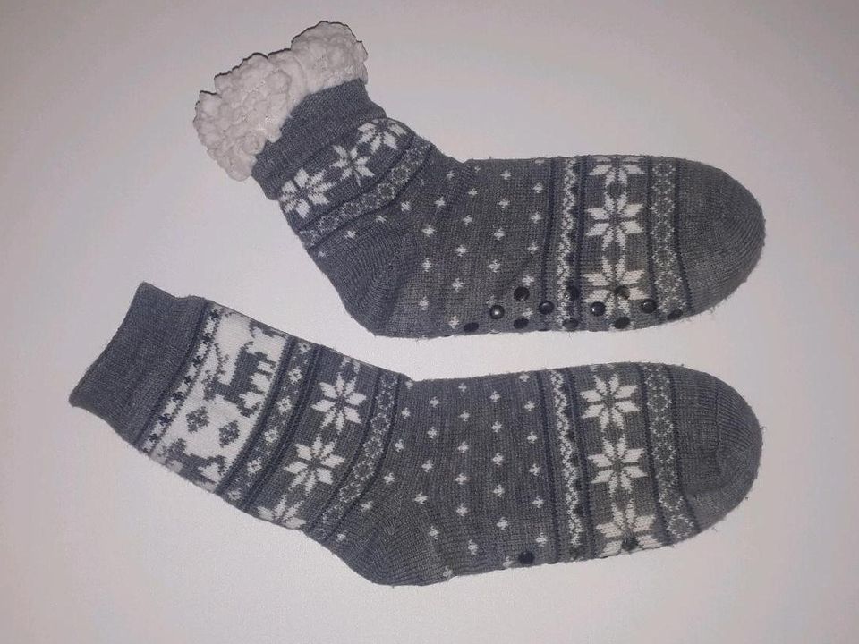 Neu Paar gefütterte Socken grau rutschfest Flockenmuster in Villmar