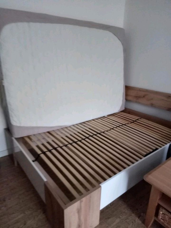 Futonbett 140x200cm Bett Bettgestell Matratze Lattenrost in Osterburg