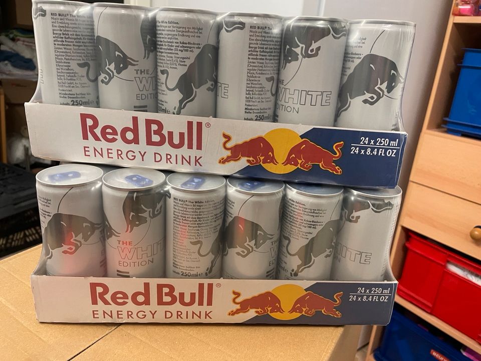 Red Bull Palette weiß 24 Stück white Edition Kokos-Blaubeere in Hattingen