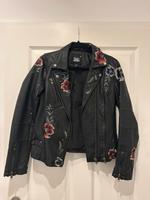 Lederjacke Khujo Kunstleder mit aufgestickten Blumen I Nordrhein-Westfalen - Gummersbach Vorschau