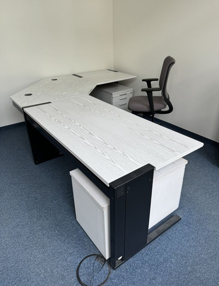 PREIS nochmal GESENKT * Schreibtisch Tisch Holz furniert + Stuhl in Leipzig
