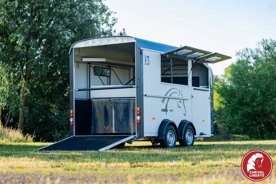 Cheval Liberte Maxi 3⭐️Schrägsteller 3500kg großer Frontaustieg große Sattelkammer Tempo100 Aluboden Seitentrittschutz Seitenpolster Reserverad Pferdeanhänger NEU MAXI3⭐️Pferdetransporter in Pirk