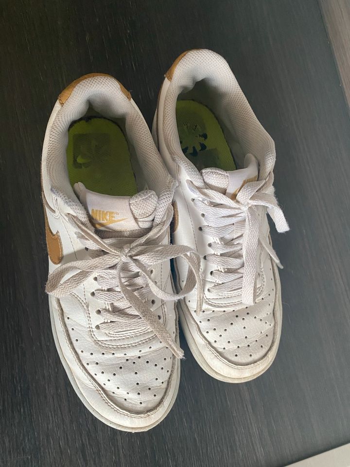 Nike Sneaker Schuhe Gr. 38 Weiß Gold in Essen
