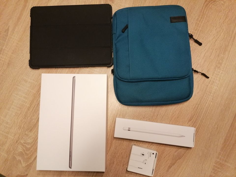 Apple iPad 256GB Wi-Fi 10,2 Zoll 9.Generation+Pencil+EarPods+Tasc in Bamberg