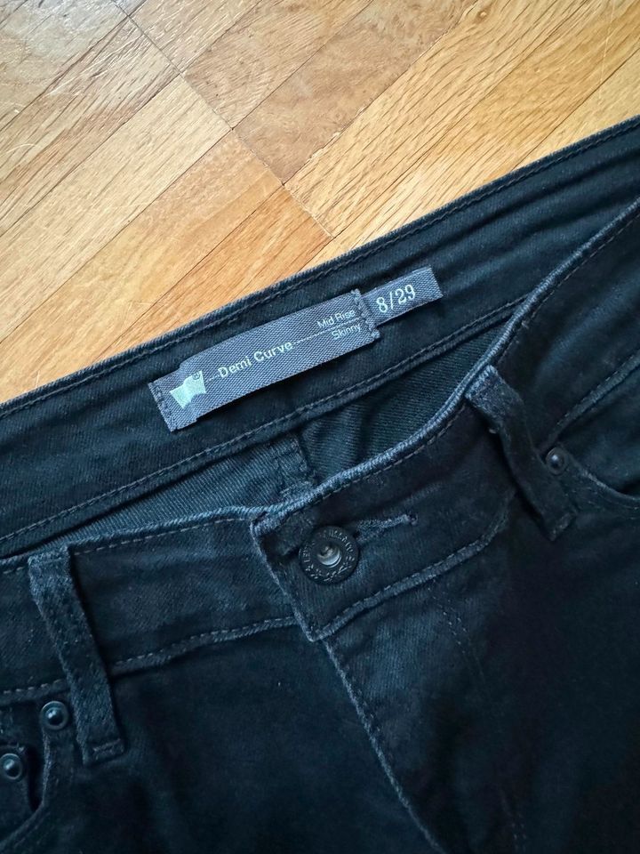 Levi's Demi curve Jeans schwarz mid rise slim W28 L34 in Hamburg