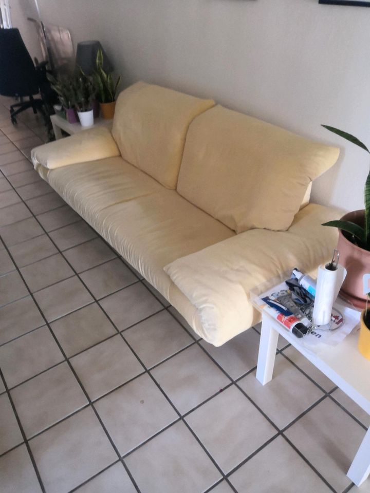 Gelbe Couch Sofa Bank Wohnzimmer in Langenhagen