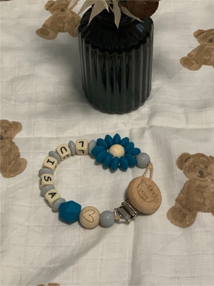 Schnullerkette mit Namen, Mädchen, personalisiert, Blume, blau in Triftern