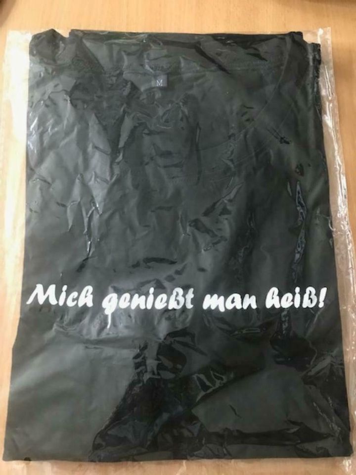 2x T-Shirt M "Mich genießt man heiß Gag Werbung Reklame in Nürnberg (Mittelfr)