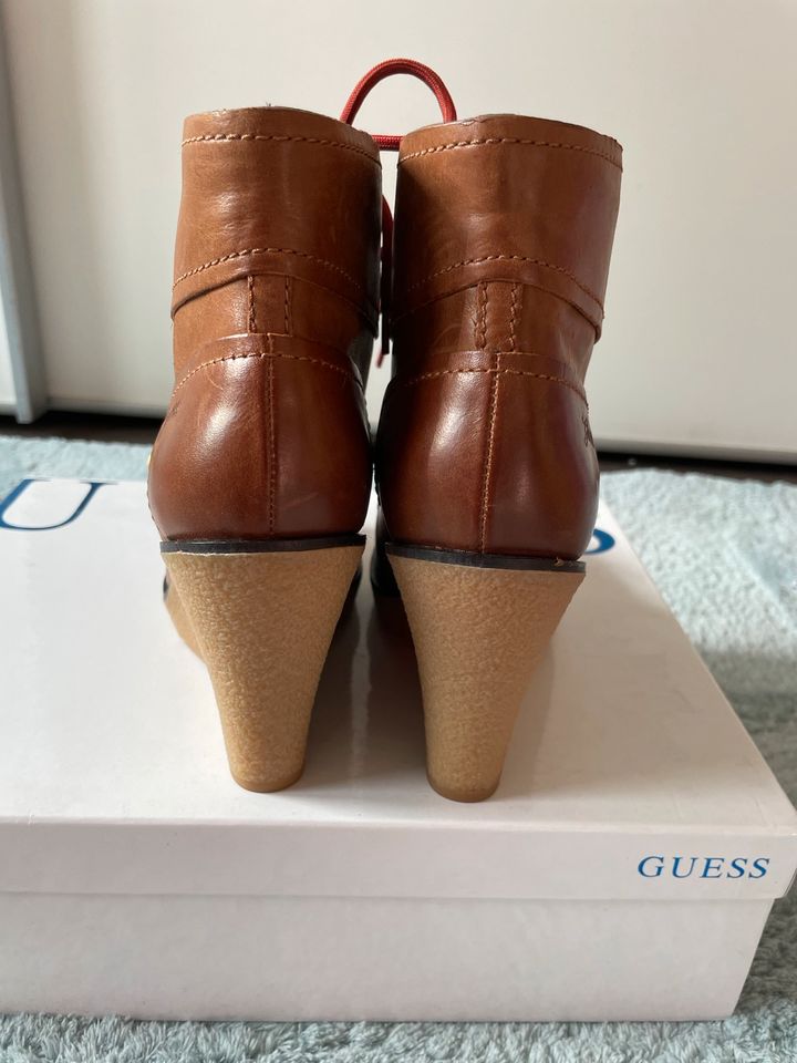 Guess Wedges Keil Stiefeletten braun Gr  38 Modell ‚Keila‘ NEU in Steinenbronn