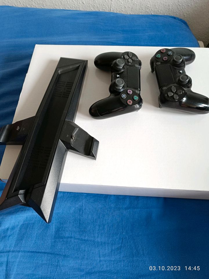 PS 4 Konsole 1 TB  mit zwei Controllern und Spielen in Hamburg