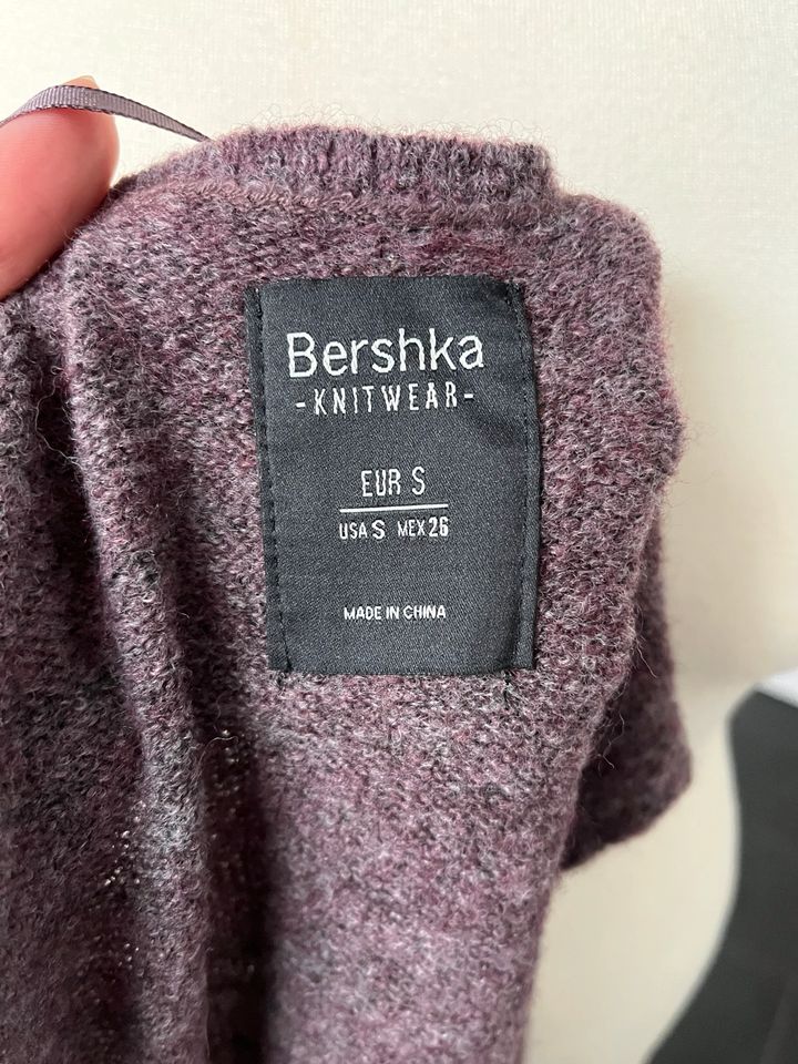 Lange Wollweste von Bershka bordeauxrot lila in München