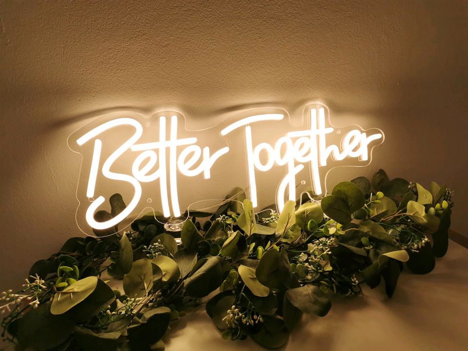 Neon Leuchtschild "S" - Better Together - Vermietung in Halle (Westfalen)