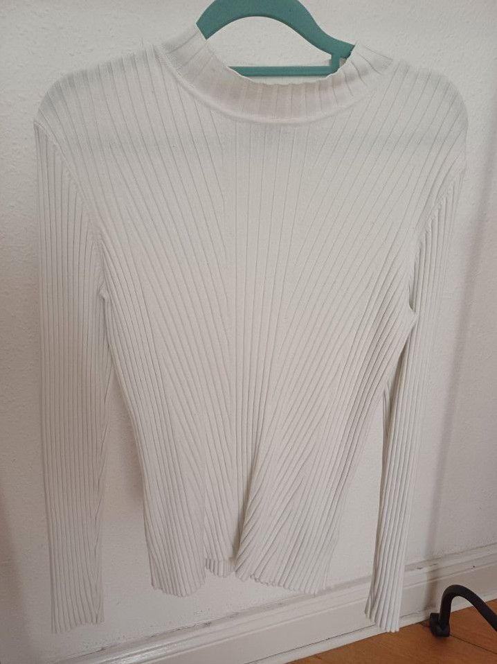 H&M Pullover Shirt Viskose Rippstrick turtle neck creme weiss M in Berlin