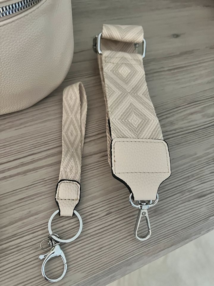 Crossbody Tasche in beige mit Stoffgurt und 2 Anhänger neu in Essen