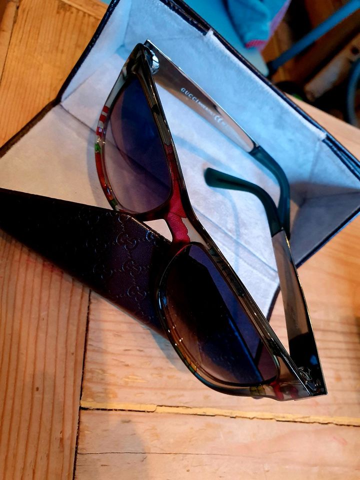 Gucci Sonnenbrille Original Blumenprint in Viersen