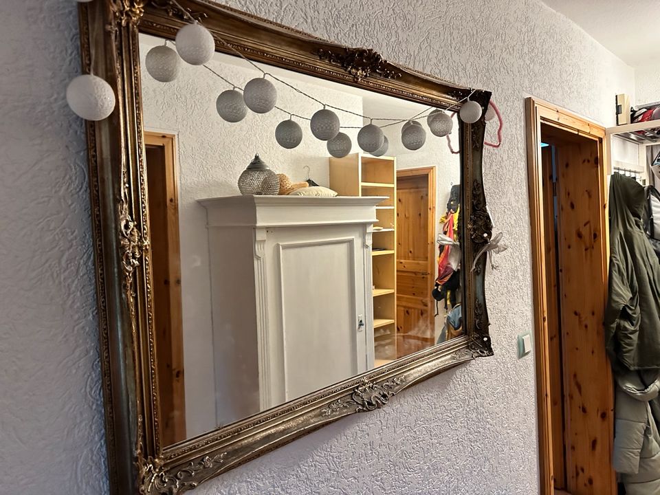 Spiegel mit Verzierungen in Leverkusen