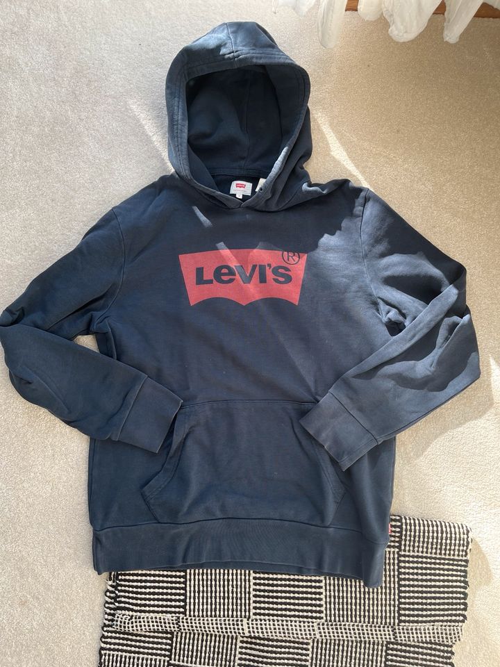 Levis Pullover M in Ellwangen (Jagst)