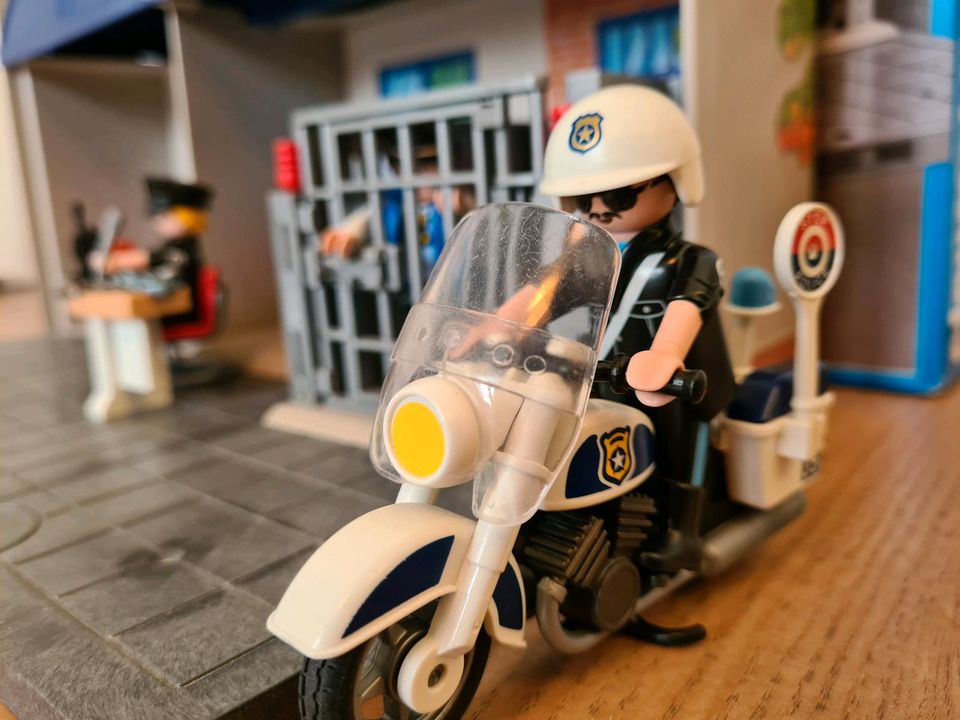 Playmobil Polizeiwache 5299 Koffer zum Mitnehmen in Ahrensburg