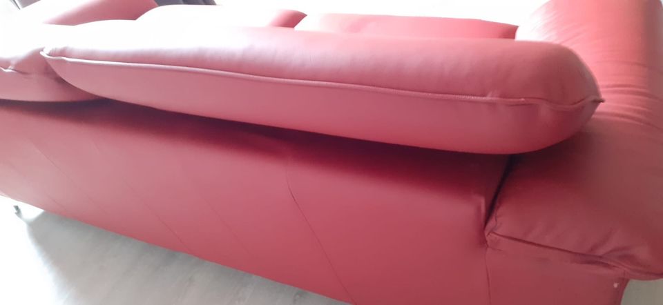Rotes 2er Sofa in Essen