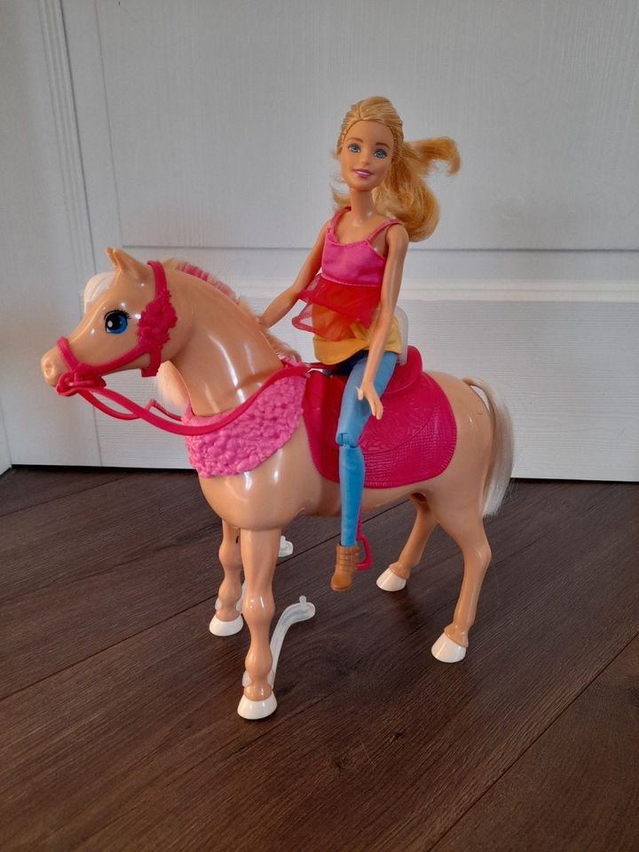 Barbie mit Tanzspaß Pferd in Bremervörde