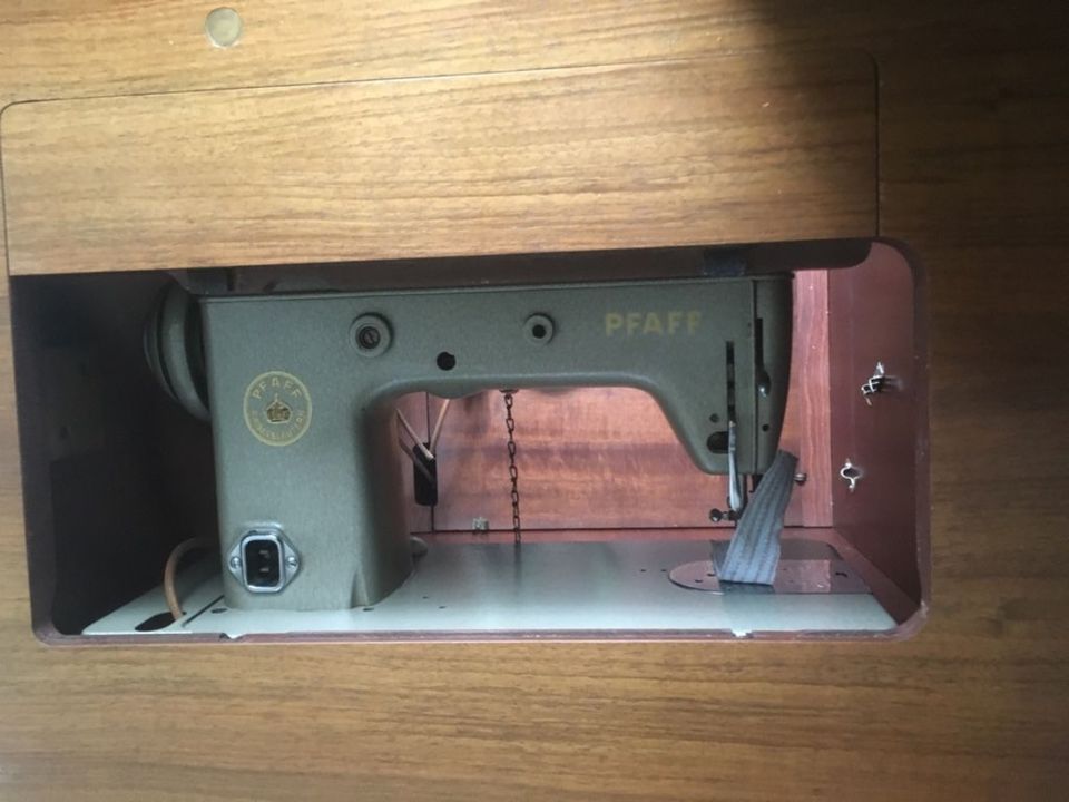 Pfaff 230 Nähmaschine Echtholz-Schrank Zubehör 60er Vintage in Bobingen