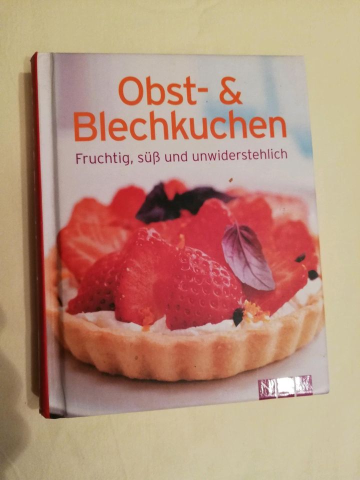 Backbuch, Obst und Blechkuchen in Waldbüttelbrunn