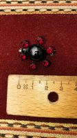 Brosche klein Modeschmuck schwarz Strass rot alt vintage Bayern - Geiselhöring Vorschau